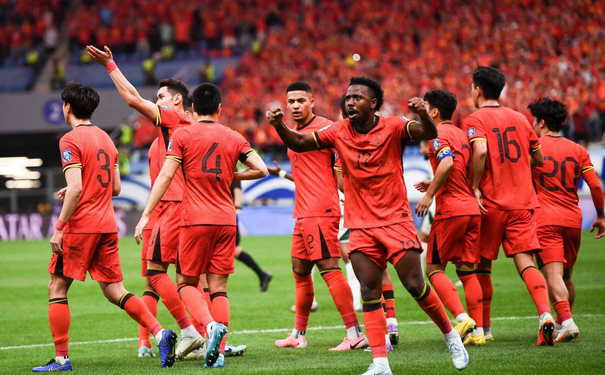 开云体育在线-国足英勇喜获胜，晋级国际比赛半决赛